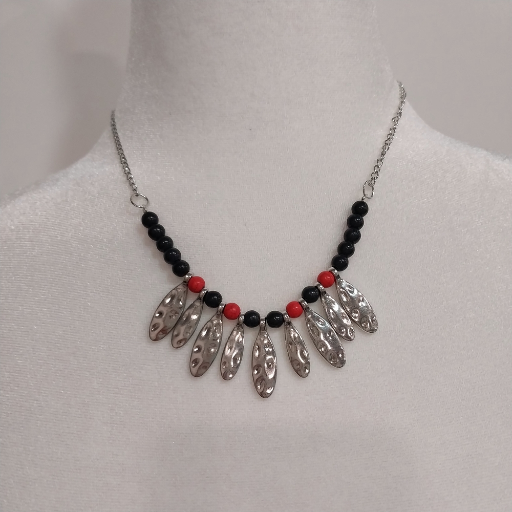 Hammered Silver Tone Oval Frame Necklace With Red And Black Beads